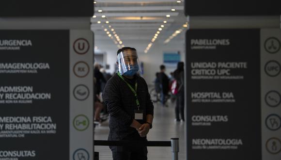 Un guardia de seguridad usa una careta en el Hospital Del Carmen en Santiago, el 27 de abril de 2020, en medio de la nueva pandemia del coronavirus. (MARTÍN BERNETTI / AFP).