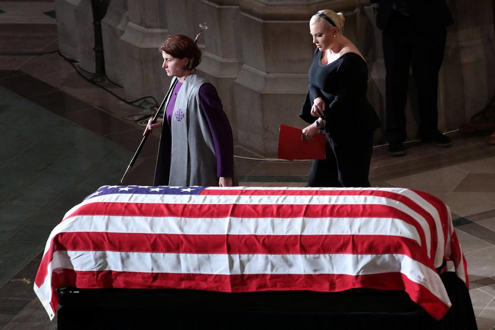 Meghan McCain manda fuertes indirectas contra Donald Trump en funeral de su padre John. (Reuters)