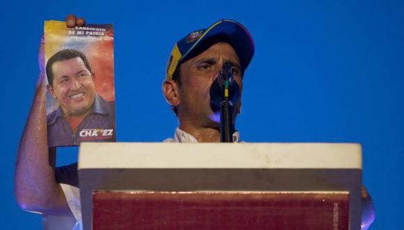 Ya no más. Capriles le advierte a Hugo Chávez que, así como el pueblo premia, castiga. (Reuters)