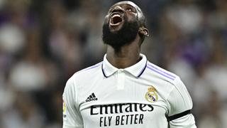 ¡No al racismo! Jugador de Real Madrid recibió insultos cuando regalaba su camiseta (VIDEO)