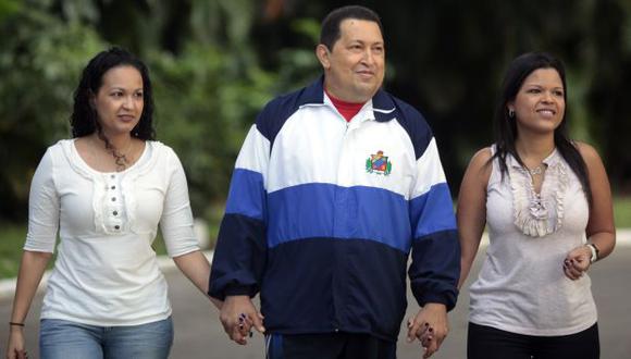 María Gabriela, a la derecha, sería la favorita del mandatario para reemplazarlo. (AP)