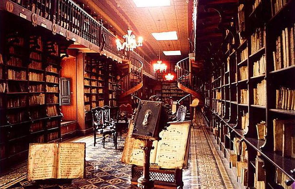 Biblioteca del monasterio de San Francisco, Perú. Una de las más antiguas y más bellas de América del Sur. Contiene 25,000 volúmenes raros del S. XV al XVIII. (Internet)