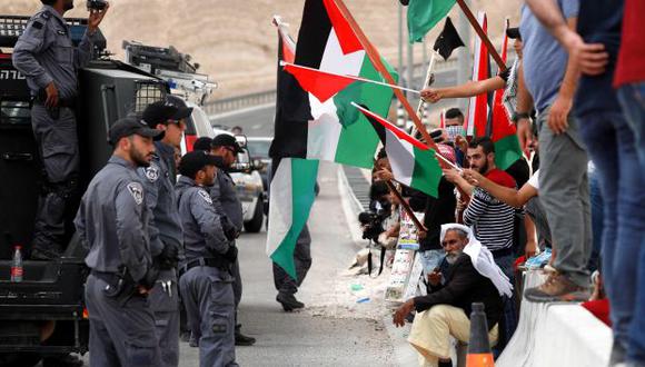 Soldados israelíes discuten con un manifestante durante una protesta de activistas palestinos. (Foto: EFE)