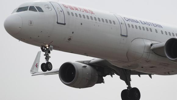 Un avión de China Eastern Airlines se prepara para aterrizar en el Aeropuerto Internacional de Beijing el 22 de marzo de 2022. (EFE/EPA/WU HONG).