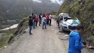 Accidente de tránsito en Cusco deja dos muertos y 9 heridos tras deslizamientos de rocas