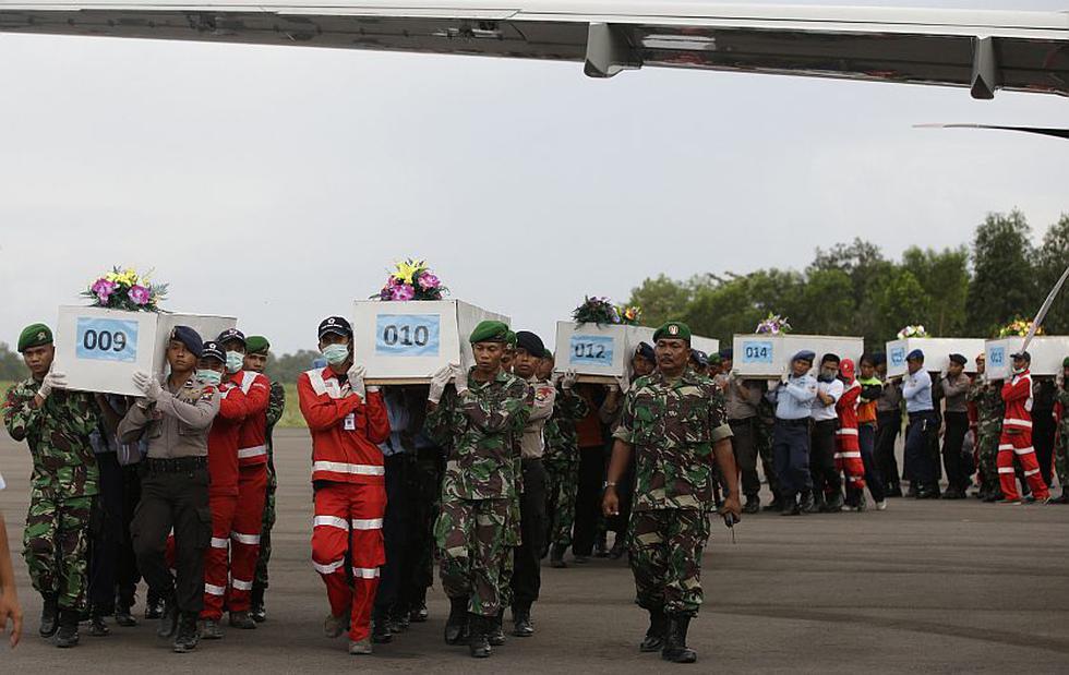 AirAsia: Equipos de rescate recuperaron 30 cuerpos. (AP)