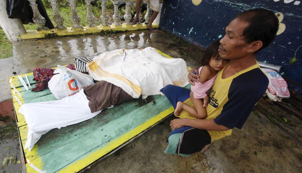 El tifón Bopha, que asoló hace unas horas a Filipinas, dejó más de 50 muertos. (AP)