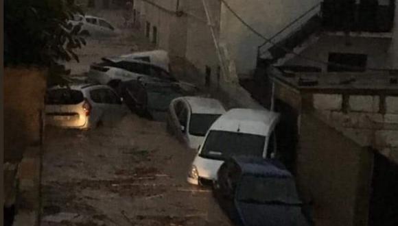 Las inundaciones se produjeron por el desbordamiento de un torrente producto "de 220 litros por metro cuadrado de lluvias que han caído en las últimas horas". (Foto: Twitter @ToniAguera)