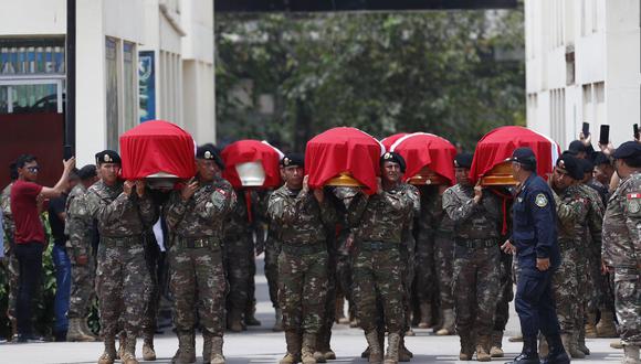 Féretros de seis de los siete efectivos policiales asesinados en un atentado en el VRAEM llegaron a Lima. 
Foto: Hugo Curotto