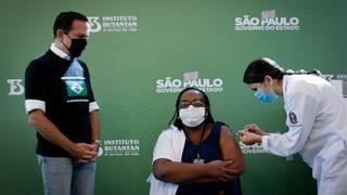 Brasil: primera vacunada contra el coronavirus pide “no tener miedo”