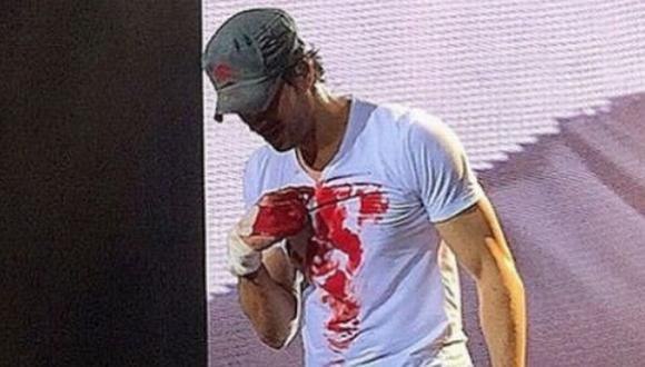 Enrique Iglesias podría perder la sensibilidad del dedo tras cortarse con dron en concierto. (telemundo.com)