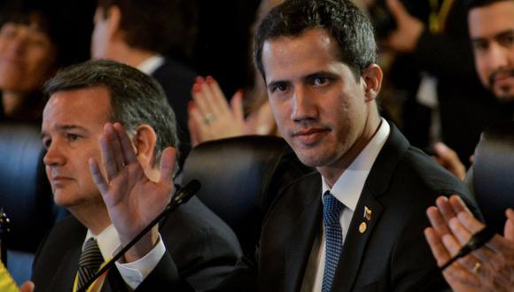 Juan Guaidó divulgó un comunicado del Parlamento en el que se autoriza el nombramiento con base en el artículo 15 de una ley de transición que aprobó el Legislativo este febrero. (Foto: AFP)