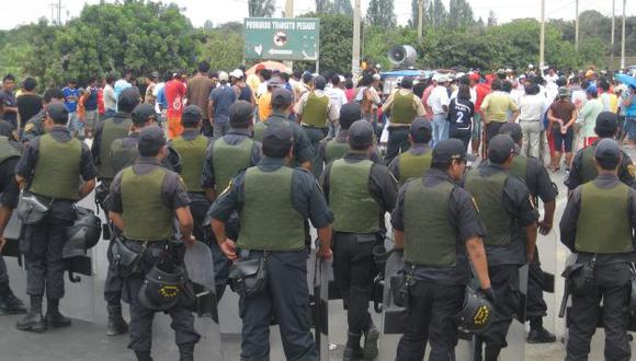 INTERVENCIÓN. La Policía desalojó a revoltosos de puente. (Huaraz Noticias)