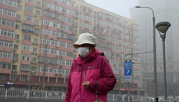 Tras mandato de confinamiento en China, solo una persona por hogar está autorizada a salir para comprar cada dos días. (Foto: JADE GAO / AFP)