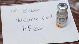 COVID-19: El frasco de la primera vacuna en Estados Unidos ya es una pieza del Museo Smithsonian