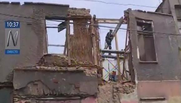 Caída de parte de una pared de casona ocurrió en el jirón Huanta. (Captura: Canal N)