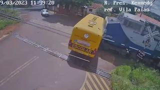 Cámara de seguridad captó el fatal choque entre un bus escolar y un tren que dejó dos niñas muertas [VIDEO]
