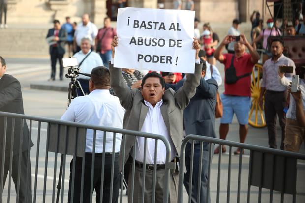 Protestan en los exteriores de Palacio de Gobierno. (Foto: Anthony Niño de Guzmán / @photo.gec)