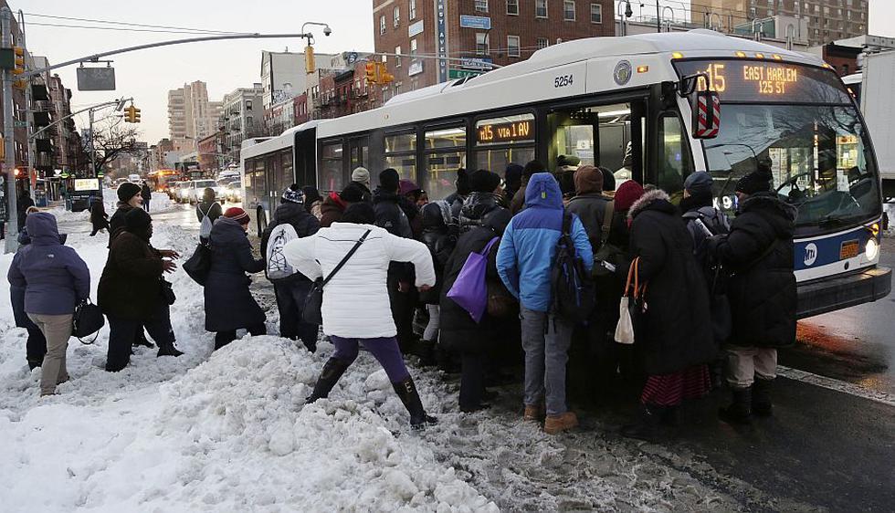 Escena inusual en Nueva York: gente disputándose el bus. (AP)