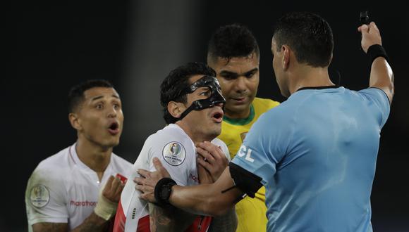 El “maltrato” denunciado fue reforzado por las declaraciones del jugador brasileño Neymar. (AP Photo/Silvia Izquierdo)