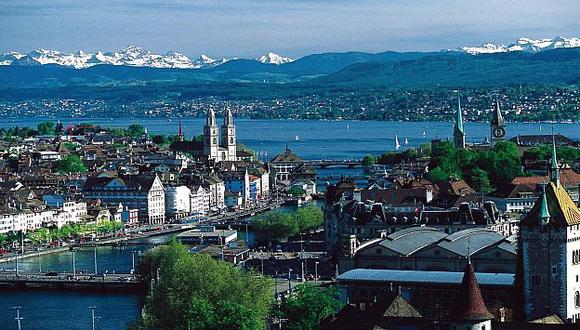 Zúrich es la principal ciudad de Suiza, con una población de 376.815 habitantes. (Internet)