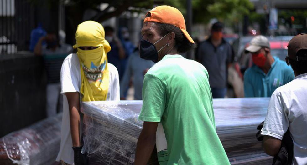 Imagen referencial. Personas llevan un ataúd a un cementerio en medio del brote del coronavirus (COVID-19) en Guayaquil, Ecuador, el 12 de abril de 2020. (REUTERS/Vicente Gaibor del Pino).