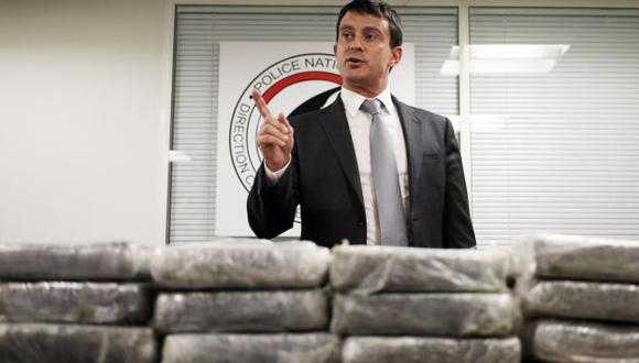 Ministro del Interior de Francia presentó el 21 de setiembre la cocaína hallada en aeronave. (AFP)