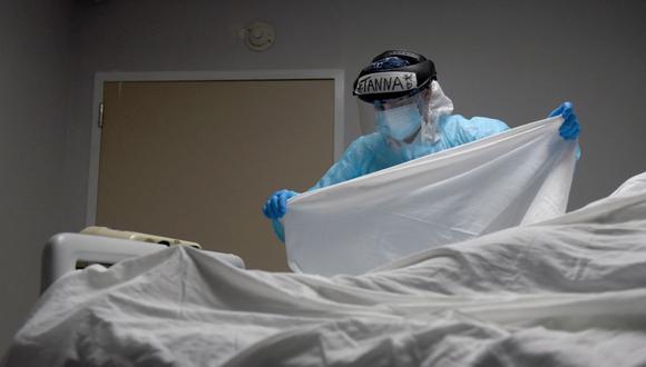 Tanna Ingraham coloca una sábana sobre el cuerpo de un paciente que murió dentro de la unidad de enfermedad por coronavirus (COVID-19) en el United Memorial Medical Center en Houston, Texas, EE.UU. (REUTERS / Callaghan O'Hare)