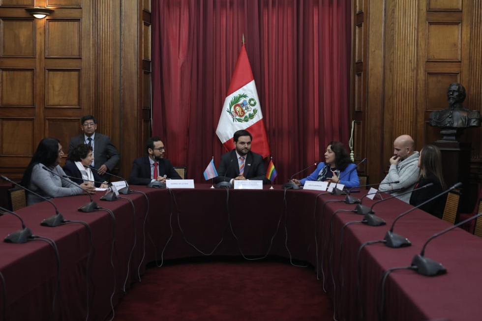 Ricardo Morán y Susel Paredes se reunieron en el congreso en una mesa de trabajo sobre familias diversas. (Anthony Niño de Gúzman)