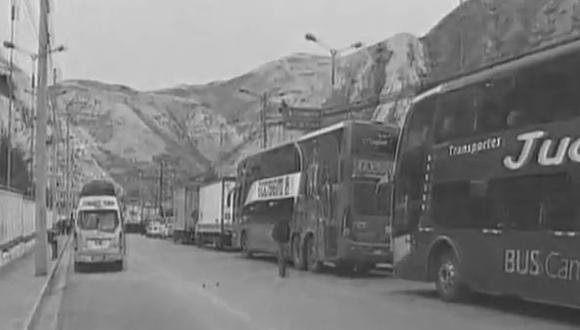 Paro agrario: buses varados en La Oroya tras el bloqueo de carreteras