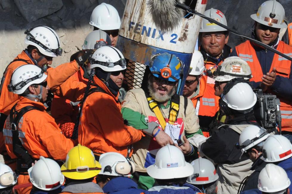 En esta foto de archivo tomada el 13 de octubre de 2010, el minero chileno Jorge Galleguillos al salir de la cápsula Fénix después de ser llevado a la superficie en el undécimo lugar. (AFP/Rodrigo ARANGUA).