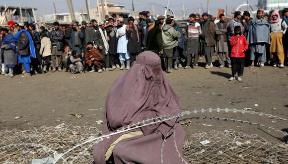 Afganistán: Decenas de hombres lapidan a una mujer acusada de adulterio y luego publican el video en redes (Foto: Omar Sobhani / Reuters)