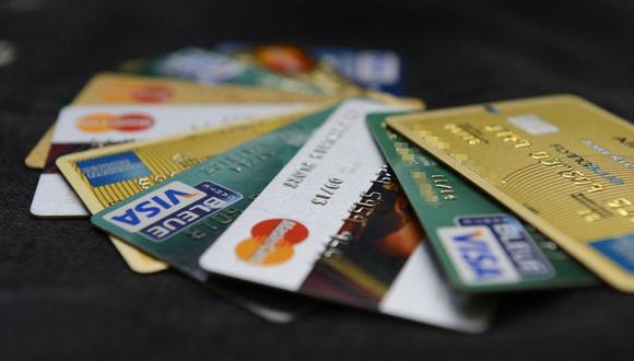Con la tarjeta de crédito puedes usar el dinero que el banco te presta y después devolverlo, pero tienes que saber qué es lo que cobran (Foto: Anne-Christine Poujoulat / AFP)