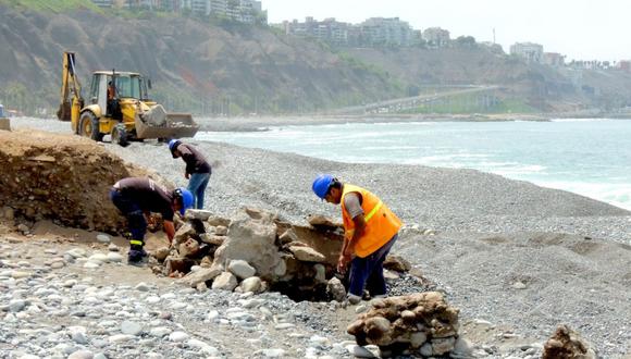 Obreros de Miraflores retiran estructuras y escombros de la playa Redondo. (Difusión)