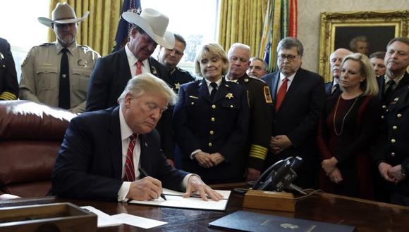 Trump firma el primer veto de su presidencia para financiar el muro con México. (Foto: AP)