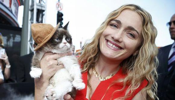 Tabatha Bundesen y su mascota Tardar Sauce, conocida en Internet como ‘Grumpy Cat’. (The Hollywood Reporter)