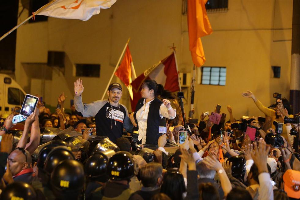 Keiko Fujimori salió en libertad esta noche tras permanecer recluida en el Penal Anexo de Chorillos por casi 13 meses. Fue recibida por su esposo Mark Vito y simpatizantes de Fuerza Popular. (Foto: Lino Chipana)