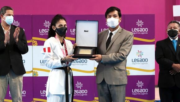 Angélica Espinoza recibió placa por parte del Proyeco Legado por su excelente participación en los Juegos Paralímpicos de Tokio 2020, donde consiguió la medalla de oro. (Proyecto Legado)