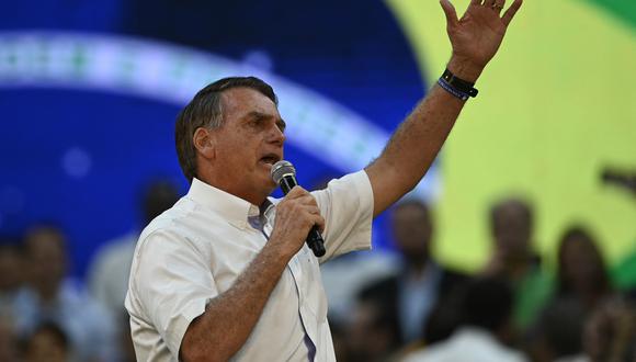 El presidente de Brasil, Jair Bolsonaro, se dirige a sus simpatizantes durante la convención nacional del Partido Liberal (PL), donde fue designado oficialmente como candidato a la reelección, en el gimnasio Maracanazinho en Río de Janeiro, Brasil, el 24 de julio de 2022. (Foto de MAURO PIMENTEL/AFP)