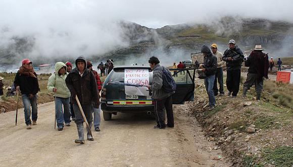 Manifestantes llegaron con palos a la laguna ubicada en el distrito de Huasmín. (Peru21)