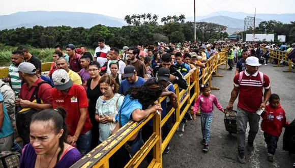 Los venezolanos cruzan la brigada Simón Bolívar en San Antonio del Táchira, estado de Táchira, Venezuela, en la frontera con Colombia. (Foto: AFP)