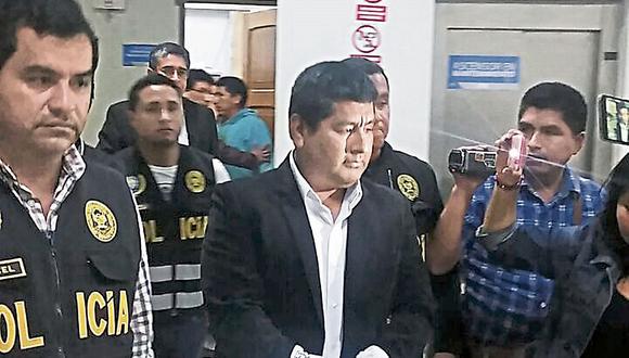 El alcalde de Villa María del Triunfo, Ángel Chilingano, entre los detenidos. (USI)