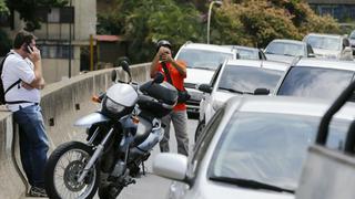 Venezolanos tienen que acudir a una carretera para hablar por teléfono