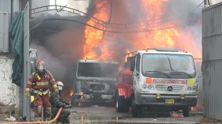 Al menos un muerto y dos heridos tras incendio en taller de San Martín de Porres [VIDEO]