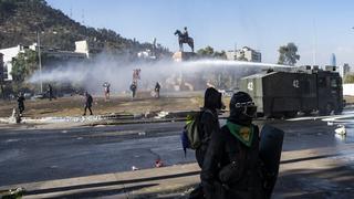 Policía dispersa con gases y agua la masiva marcha por el Día de la Mujer en Chile  [FOTOS]