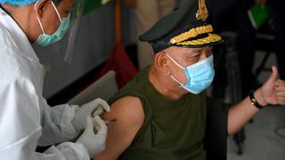 ¿Deben vacunarse primero contra el coronavirus los políticos y militares? La OPS responde