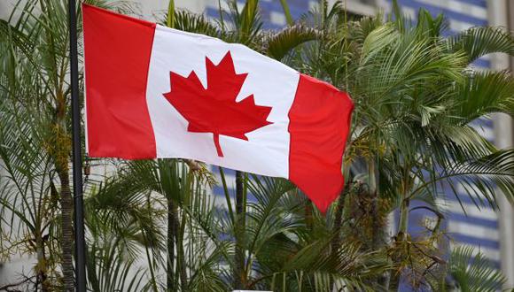 La bandera canadiense ondea fuera de la Embajada de Canadá en Caracas tras anunciar que el domingo cerraría temporalmente su sede diplomática en Venezuela. (Foto: AFP)