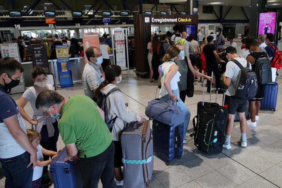 La gente hace cola para registrarse en el aeropuerto de Biarritz, en el suroeste de Francia, el viernes 14 de agosto de 2020. (AP/Bob Edme).
