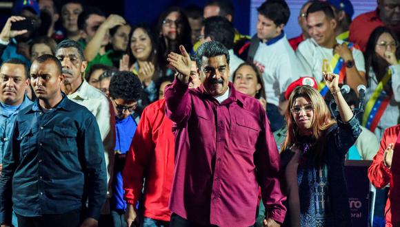 El presidente venezolano Nicolás Maduro (centro) acompañado de su esposa y la primera dama Cilia Flores (derecha).  (Juan BARRETO / AFP).