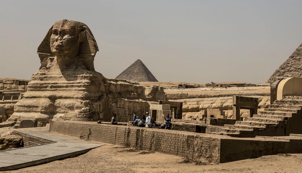 El complejo monumental de las pirámides de Guiza, una de las maravillas de la humanidad, fue fumigado el miércoles como parte de los trabajos de desinfección en Egipto para luchar contra la expansión del coronavirus. (AFP).